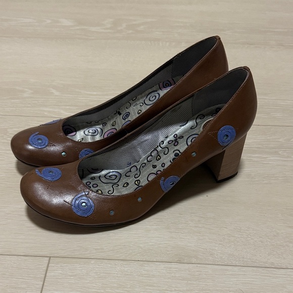 Vintage Morenatom Brown Heels with Blue Accents - Picture 4 of 13